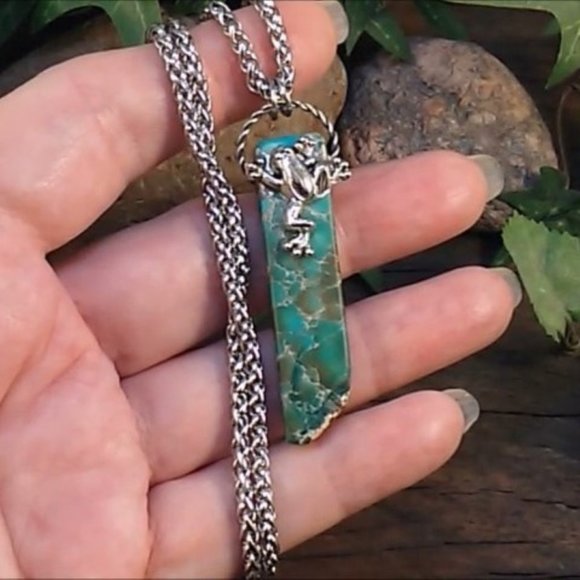 Tree Frog and Teal Green Imperial Jasper Shard Pendant Necklace - Picture 3 of 7